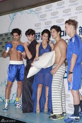 组图：周秀娜不怕男友变心 暗讽何佩瑜难负荷巨乳