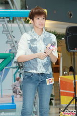 组图：何韵诗自嘲未变性 短信安慰容祖儿