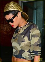 组图：蕾哈娜迷彩T恤秀蛮腰 金色棒球帽抢眼