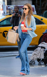 组图：阿尔芭带小女游动物园 囧娃二号专心啃手