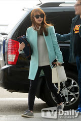 组图：SISTAR多顺赴港 蓝色大衣纯净甜美