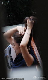 组图：张雨绮喝下午茶与头发“纠结”良久 
