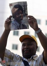 高清组图：各地粉丝祭奠杰克逊 烛光点点照亮天国路