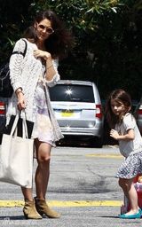 组图：苏瑞推小粉车上街 照看洋娃娃表情可爱