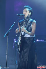 组图：萧敬腾上海开唱雨神未发威 被何韵诗调侃