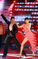 组图：黄曼热辣红裙激情拉丁闪耀《舞林》