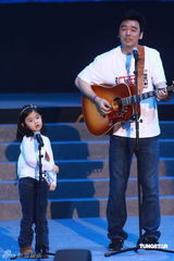 幻灯图：情系玉树关爱汇演 钟镇涛和女儿同台献唱