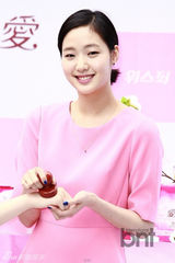 组图：金高恩着粉色连衣裙现身活动显清新