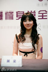 组图：黄奕小洋装清新迷人 与古仔合演新片将上映