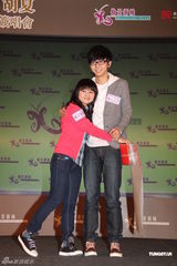 组图：胡夏香港签唱会与粉丝互动玩捆绑游戏