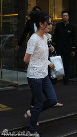 组图：赵薇镂空衫配木屐悠哉逛街 开心与粉丝合影