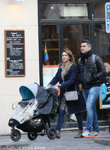 组图：阿尔芭一家逛街晒幸福 与老公贴面看手机