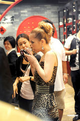 幻灯：滨崎步逛街排场不一般 心情好大方与粉丝合影