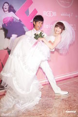 组图：“浩角翔起”组合大婚 否认怀孕传闻锤肚子