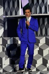 组图：罗比-威廉姆斯蓝西装复古 抢眼献唱全英