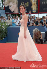 组图：女星海达斯吊带白裙走红毯身材凹凸有致