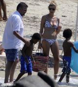 组图：曝超模海蒂-克鲁姆与保镖海滩亲密疑有新恋情