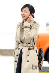 组图：全度妍启程赴伦敦看秀 风衣休闲装亲和