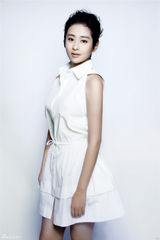 组图：颖儿夏日白裙写真展现纯真笑容