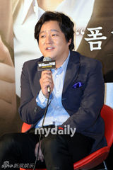 组图：河正宇等出席新片《与犯罪的战争》媒体首映