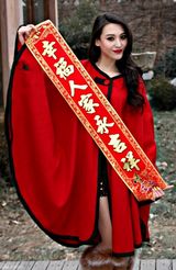 组图：宁丹琳片场拍贺年写真 红色礼服惊艳迷人