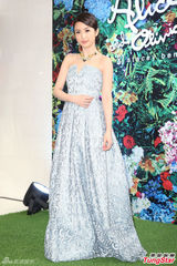 组图：林依晨小洋装代言 快收假功课还没写完