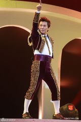 组图：张信哲红馆开唱 深情演绎哲式情歌