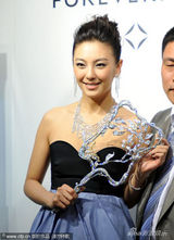 组图：张雨绮笑容满面忘情伤 性感低胸礼服亮相