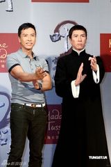 幻灯图：叶问蜡像入驻上海杜莎 甄子丹亲临揭幕