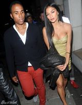 组图：妮可-斯彻金格低胸短裙秀春光