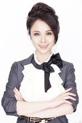 组图：杨若兮夏日写真雪白肌肤精灵动人