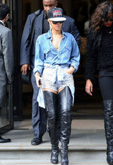 高清组图：蕾哈娜伦敦街拍牛仔短裤搭配高筒靴