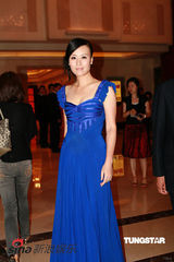 幻灯图集：爱戴酥胸半露火辣出场 蔡康永侯佩岑联袂主持