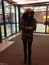 组图：巩新亮素颜现身机场 墨镜军大衣显潮范