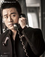 高清图：佟大为登《芭莎》开季封面 戎装化身敢死队