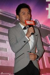 组图：李晨荣膺先锋人物称号 引领星尚红毯新风尚