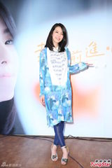 组图：好友青峰惊喜站台 路嘉欣发片泪洒舞台