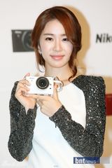 组图：韩星刘仁娜为相机站台宣传 秀甜美可人笑容