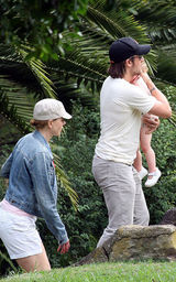 幻灯图：妮可基德曼携女游玩动物园向长颈鹿喂食