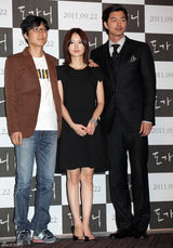 高清组图：孔侑郑柔美《熔炉》试映 情侣装亲密亮相