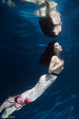 组图：韩丹彤拍水下魅惑写真 变身美人鱼秀性感
