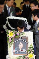 组图：韩自杀主播宋智善出殡 同事送行母亲悲痛欲绝