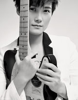 组图：李宇春帅气登封面 粉红西装横卧钢琴搞怪