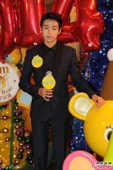 组图：韩星李玹雨来港跨年 热情与粉丝“抱抱”