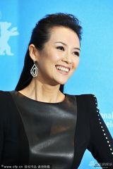 组图：章子怡铆钉高肩皮裙高贵亮相发布会