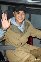 组图：明道入伍后首次休假 适应兵营生活心情好