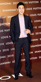 高清图：巩俐出席品牌店开业 低胸晚装华丽抢镜