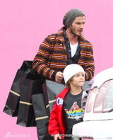 幻灯图：贝克汉姆带儿子购物 大包小包满载而归