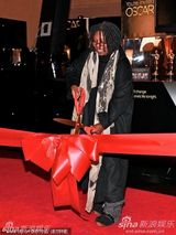 组图：奥斯卡小金人亮相 女星乌比-戈德堡剪彩