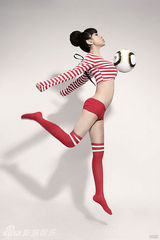 幻灯图：世界杯足球宝贝戴雪儿 上演性感功夫足球